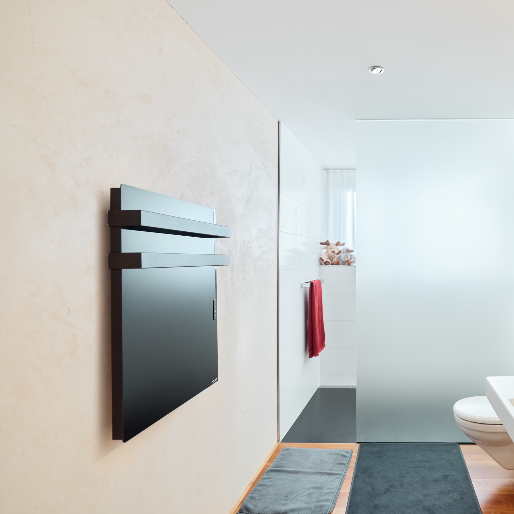 Modernes Badheizen mit Stil: ecoQ Bagno 700+ Schwarz – für trockene Tücher, angenehme Wärme und intelligente Steuerung auf Knopfdruck.