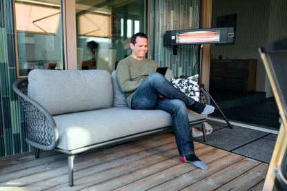 ecoQ Sole 2000 Infrarotstrahler für innen und aussen, 2000 Watt Leistung, schwarz mit Wandhalterung und Fernbedienung.