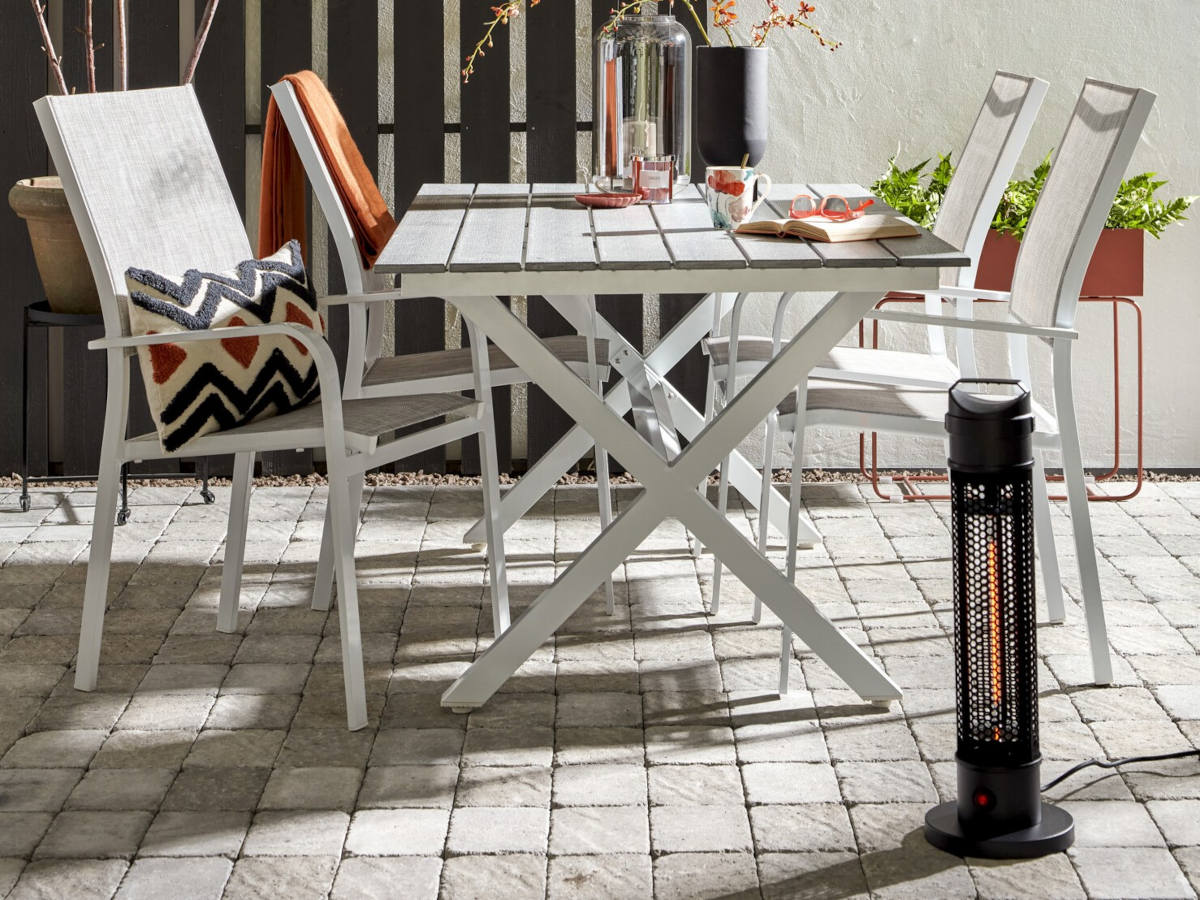 Infrarot-Heizstrahler ecoQ Sole 360° mit 1000 Watt für drinnen und draussen in elegantem Schwarz.