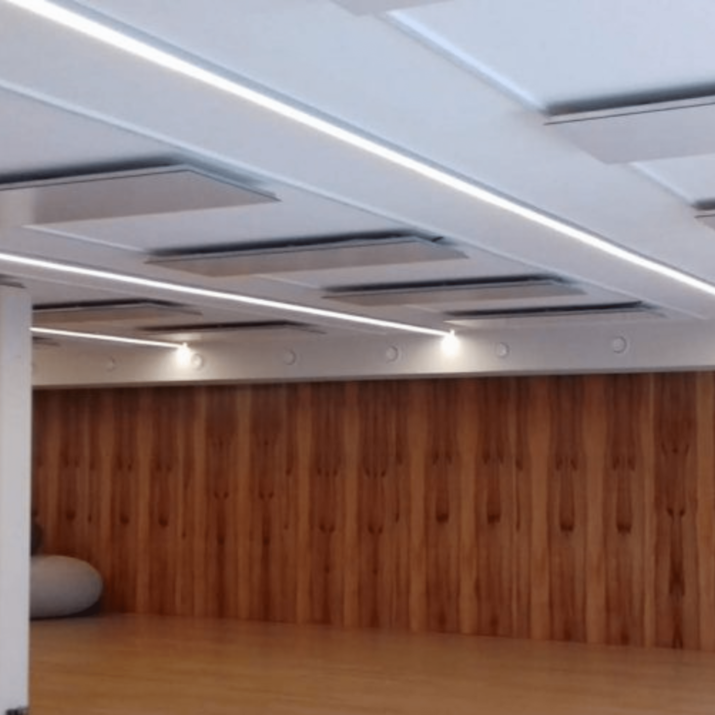 Mattweisses FIRST Heating Infrarotpanel 1000 W für Wand- und Deckenmontage, spritzwassergeschützt und elegant.