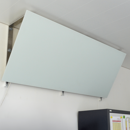 Elegantes FIRST Heating Infrarotpanel in Matt Weiss, 1300 W, für Wand- und Deckenmontage, spritzwassergeschützt.