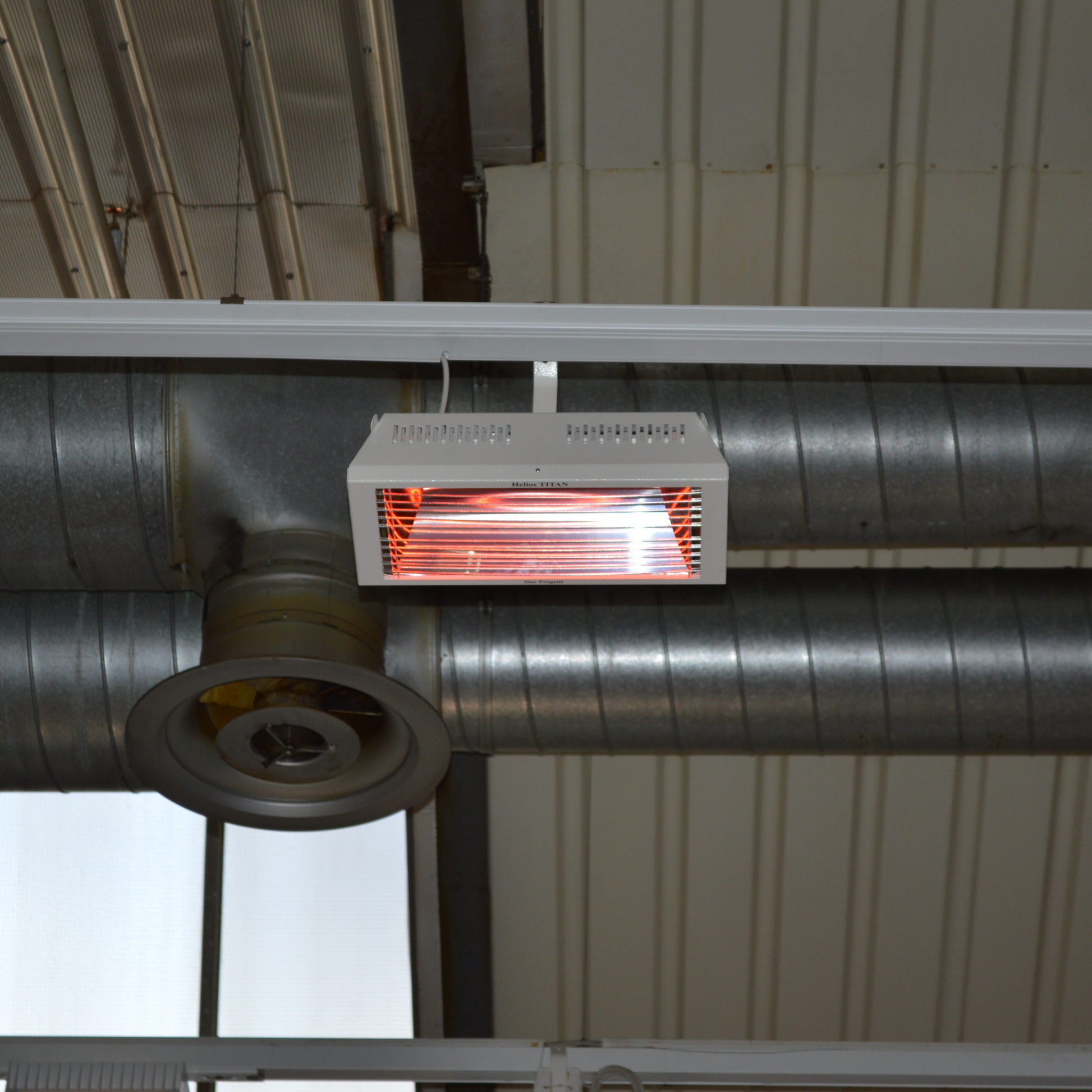 Helios Titan Industrie-Heizstrahler 2000 W mit Infrarot-Technologie, montierbar an Decke oder Wand, strahlwassergeschützt.