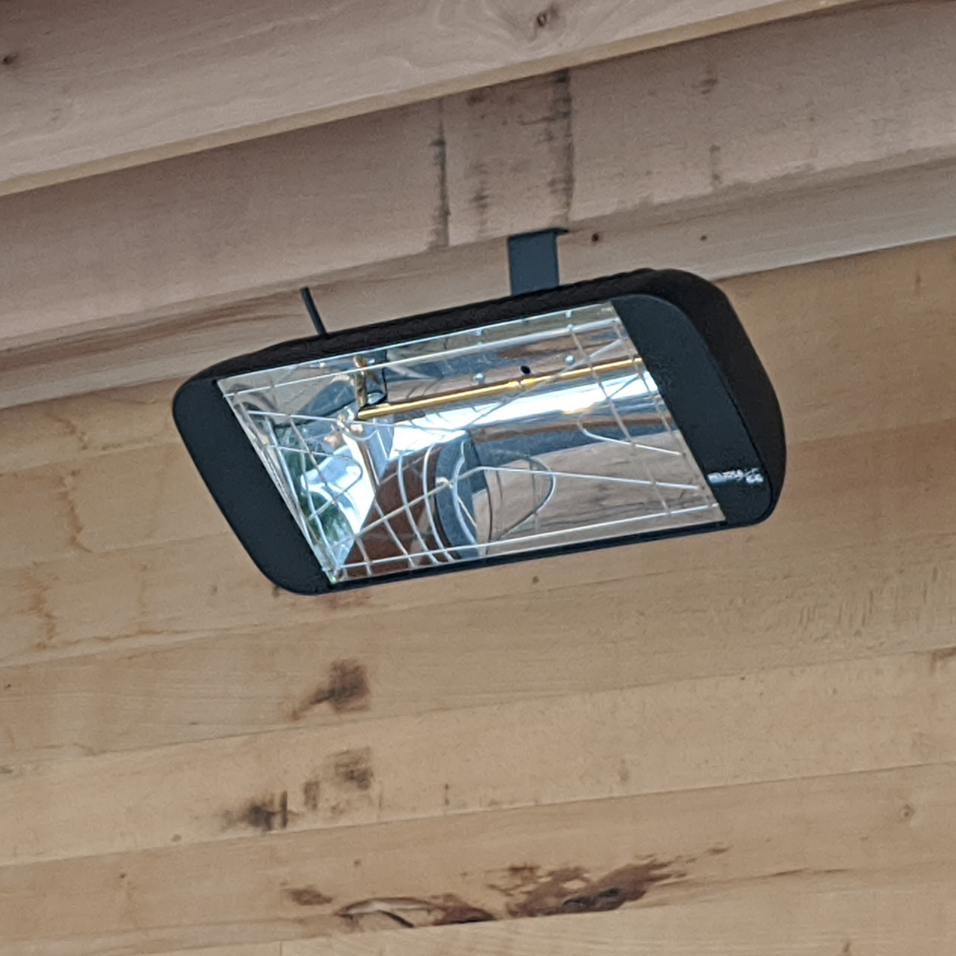 Heliosa 66 Amber Light Infrarot-Heizstrahler in Anthrazit, wandmontierbar, 2000 Watt Heizleistung, wassergeschützt IPX5.