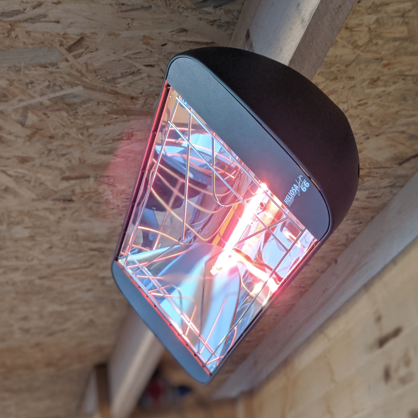 Heliosa 66 Amber Light Infrarot-Heizstrahler in Anthrazit, an der Wand montiert, bietet sofortige Wärme und ist wassergeschützt.