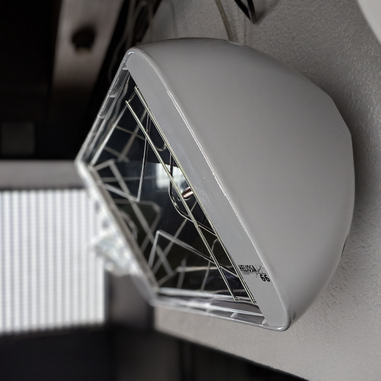 Heliosa 66 Amber Light Infrarot-Heizstrahler in Weiss mit Wandmontage, IPX5 wassergeschützt und 2000 Watt Heizleistung.