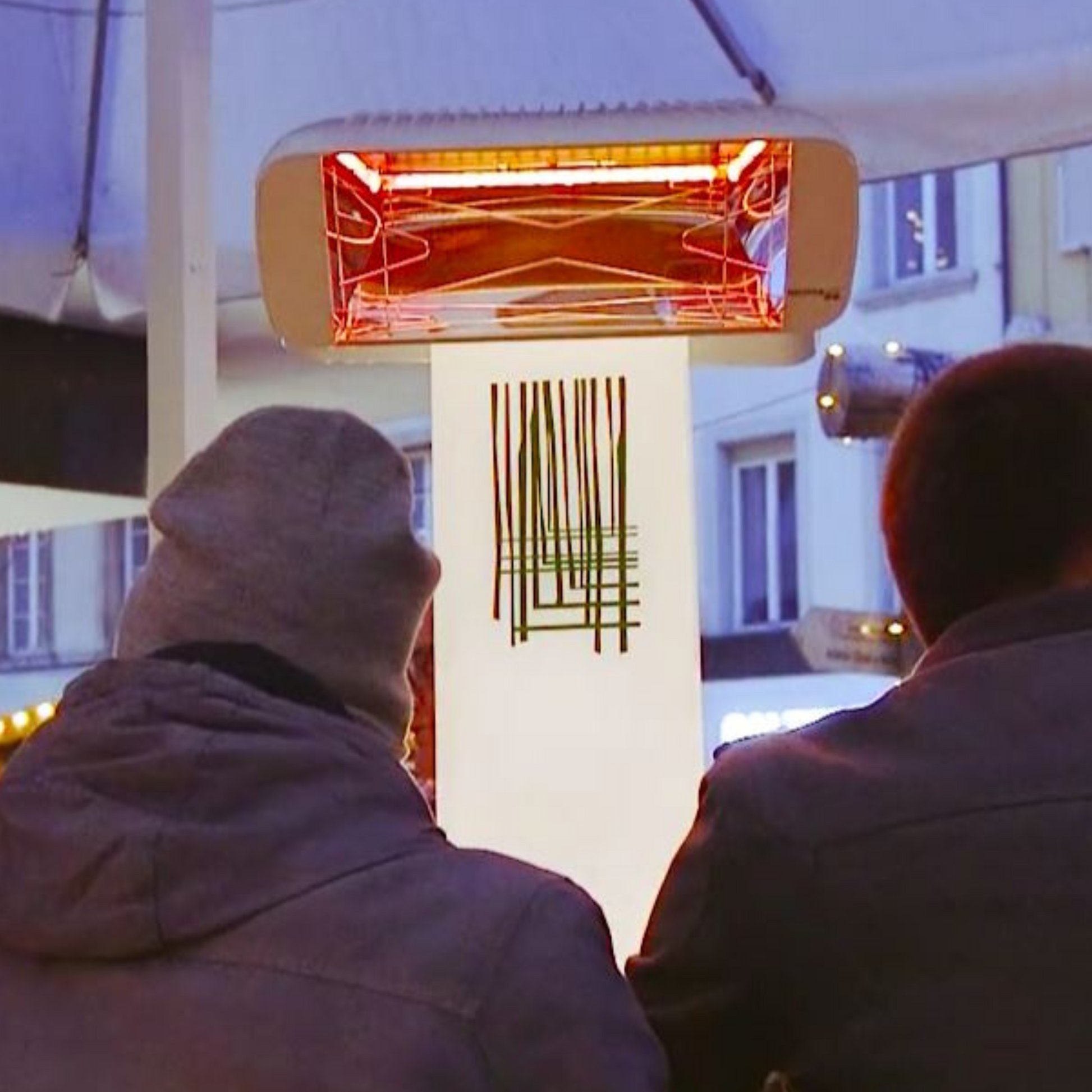 Heliosa 66 Amber Light Infrarot-Heizstrahler in Weiss an der Wand montiert, IPX5 wassergeschützt.