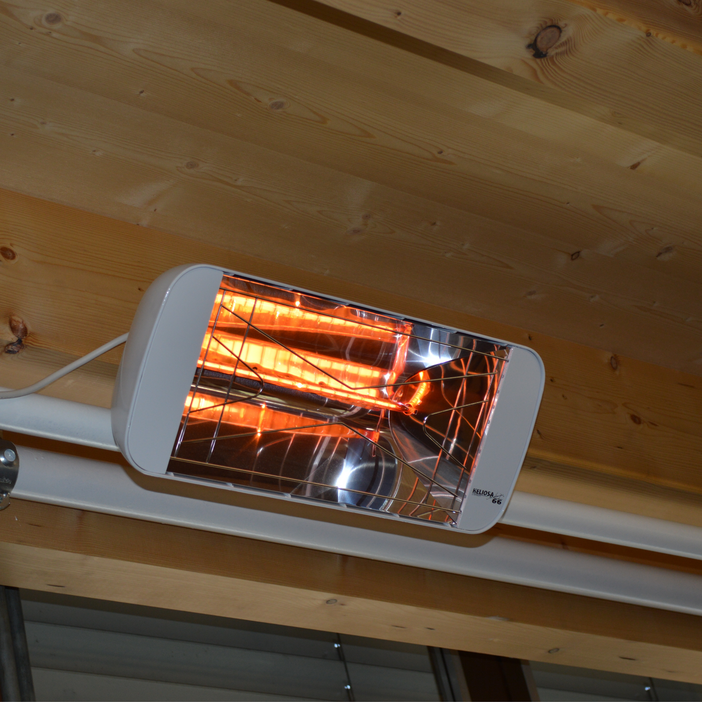 Heliosa 66 Amber Light Infrarot-Heizstrahler in Weiss, wandmontierbar und wassergeschützt (IPX5).