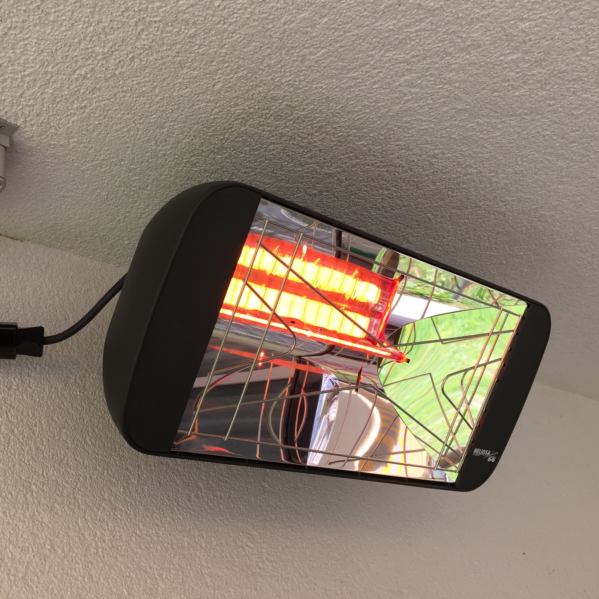Infrarot-Heizstrahler Heliosa 66 in Anthrazit mit Amber Light für sofortige Wärme und wenig Licht, montierbar an Wand oder Decke.