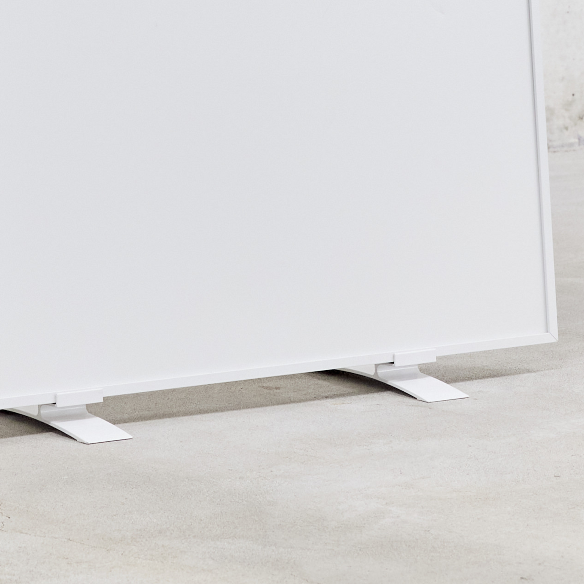 Eloxierte Aluminium Standfüsse für ecoheat Basic Infrarotheizungen, elegantes Design und hochwertiges Material.