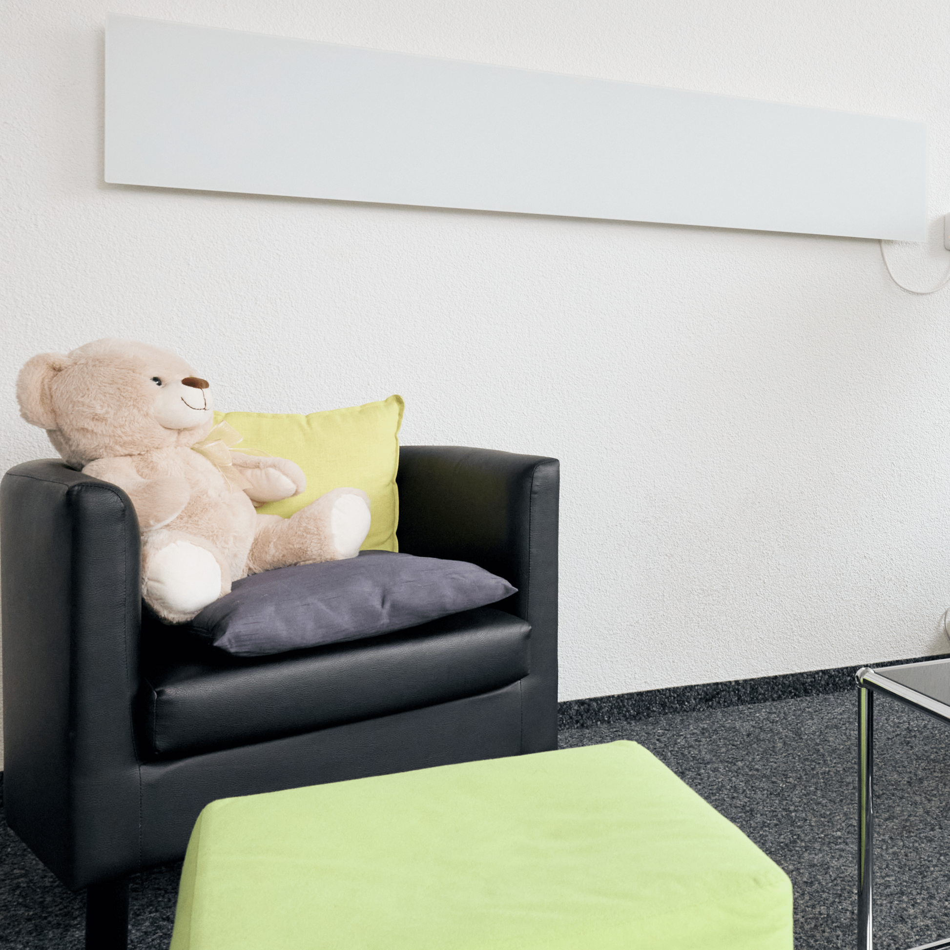 ZenSwiss Deluxe Infrarotpanel in matt weiss, 30 x 170 cm, an der Decke montiert, elegantes Design.