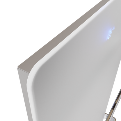 ZenSwiss Handtuchtrockner furo in Glanz Weiss, flaches Design mit polierten Handtuchhaltern und integrierter Touch-Steuerung.