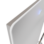 Handtuchtrockner ZenSwiss furo in mattem Weiss mit polierten Handtuchhaltern und integrierter Touch-Steuerung.