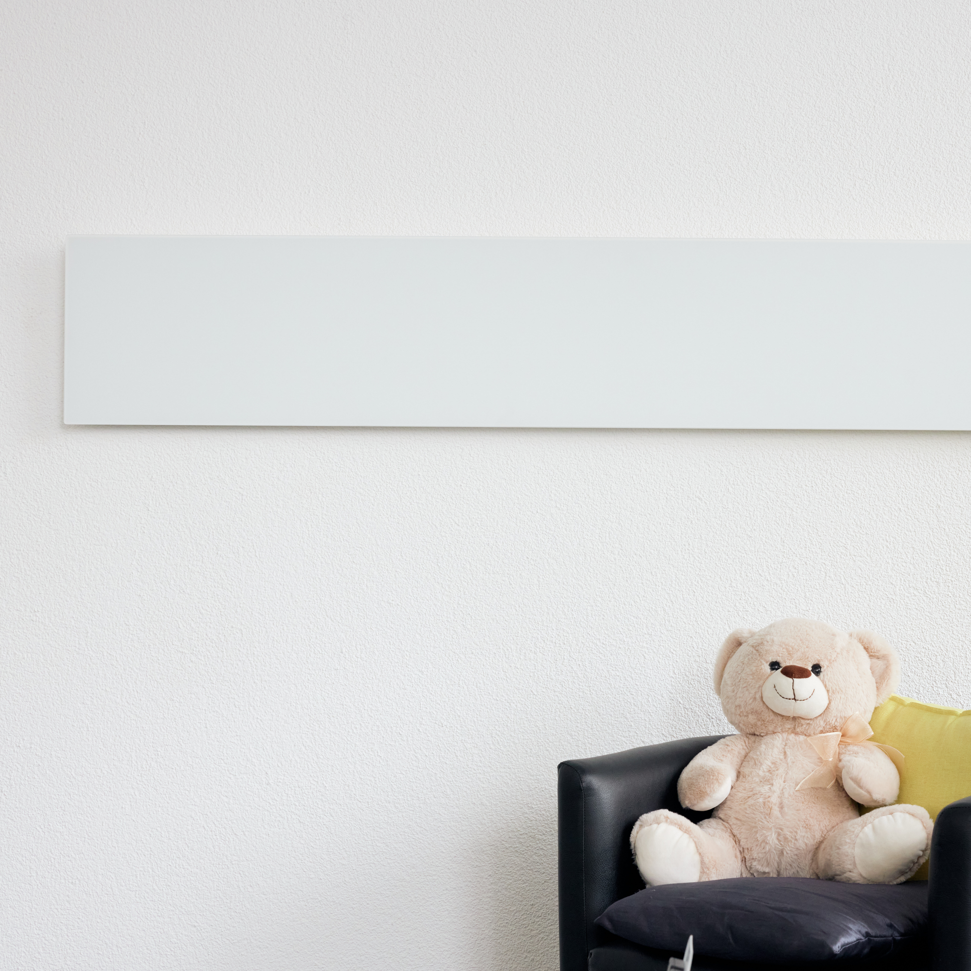 ZenSwiss Niedrigenergie-Infrarotheizung 390W in elegantem, mattem Weiss, ideal für Wandmontage.